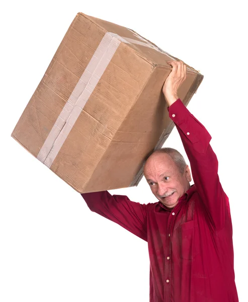 Homem sênior carrega uma caixa pesada — Fotografia de Stock