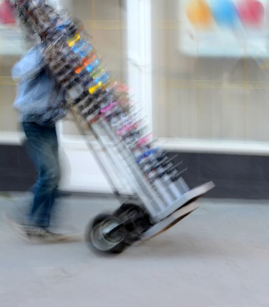 Homme porte le chariot avec des lunettes de soleil — Photo