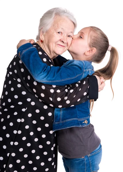 Kleindochter kussen van haar grootmoeder — Stockfoto