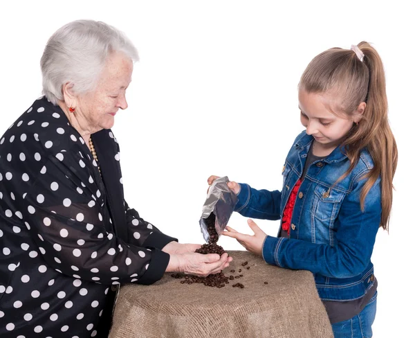 Mormor och barnbarn kontrollera kvaliteten på kaffe bea — Stockfoto