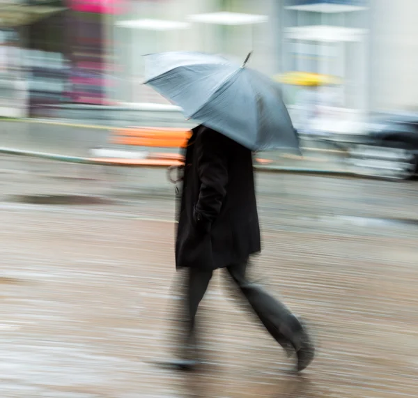 Man walking down the street on rainy day — Stock Photo, Image