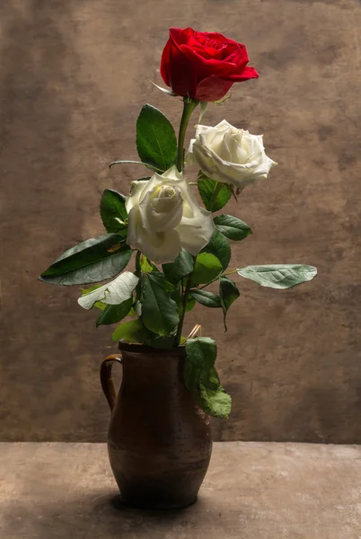 Vazodaki güller — Stok fotoğraf