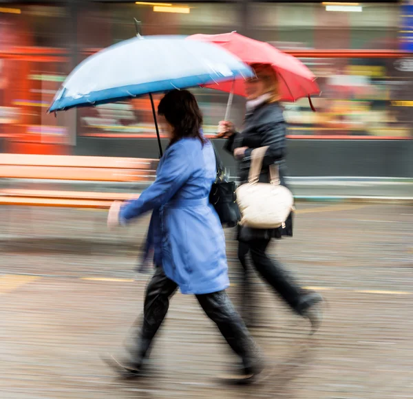 雨の日で、通りを歩いて人々 — ストック写真