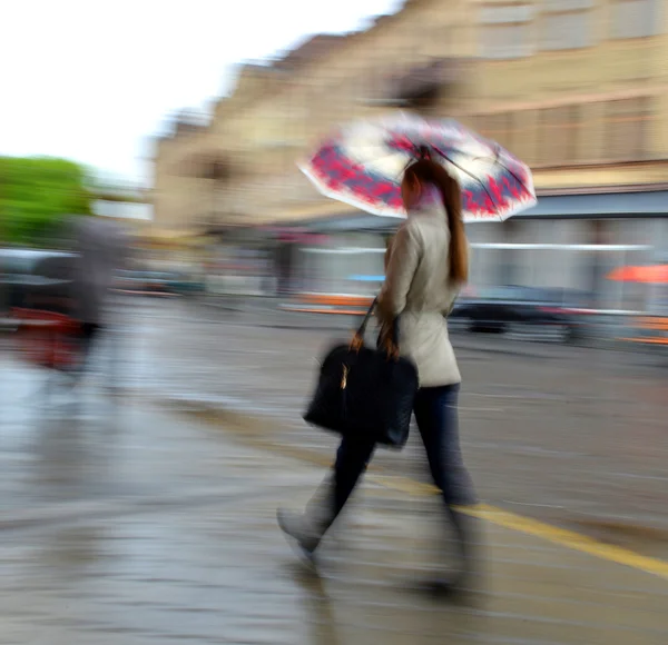 在下雨天走在大街上的女人 — 图库照片