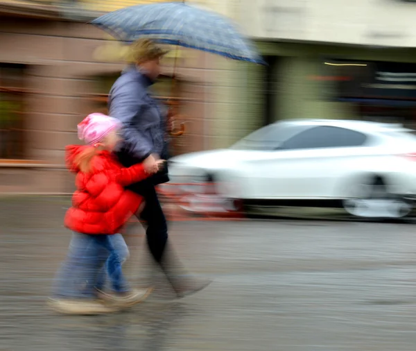 雨の日に、通りを歩いて人々 — ストック写真