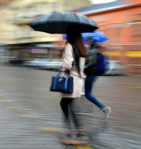 Gente che cammina per strada nei giorni di pioggia — Foto Stock