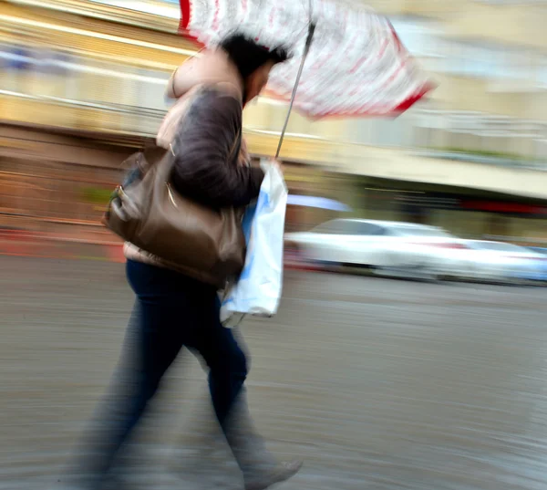 Ludzie idąc ulicą w deszczowy dzień — Zdjęcie stockowe