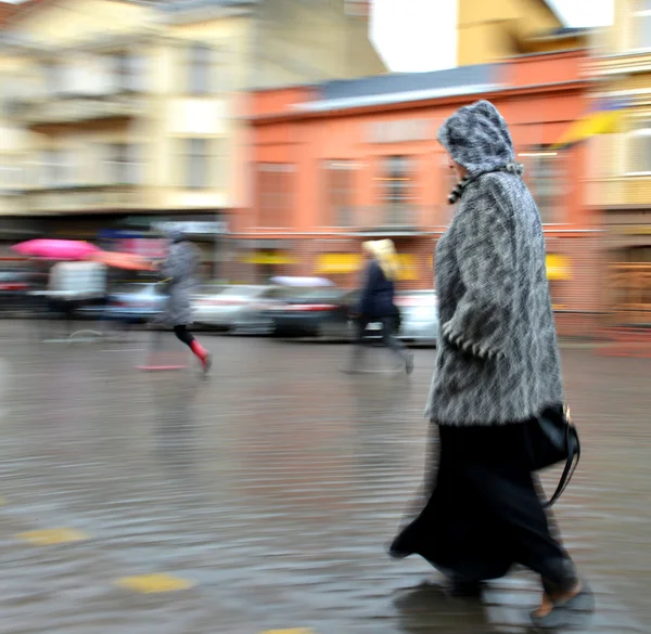 Kobieta spaceru na ulicy, na deszczowy dzień — Zdjęcie stockowe