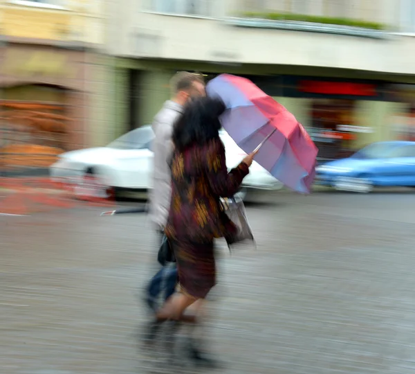 雨の日で、通りを歩いて人々 — ストック写真