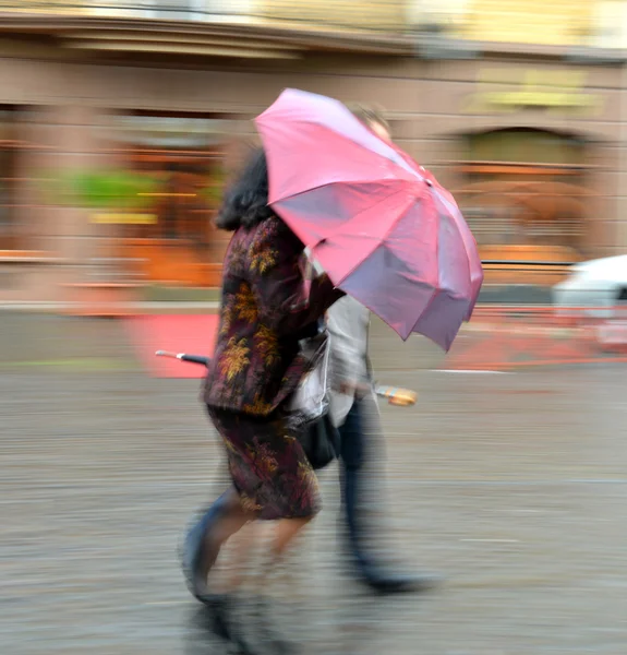 Pessoas andando pela rua em dias chuvosos — Fotografia de Stock