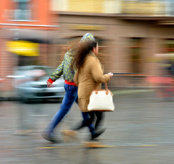 Ludzie idąc ulicą na deszczowy dzień — Zdjęcie stockowe