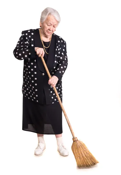 Volledige lengte van oudere vrouw schoonmaken huis met bezem — Stockfoto