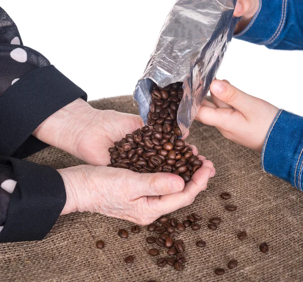 咖啡豆的质量检查的妇女 — 图库照片