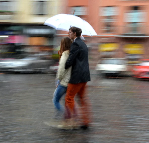 Oamenii merg pe stradă într-o zi ploioasă — Fotografie, imagine de stoc