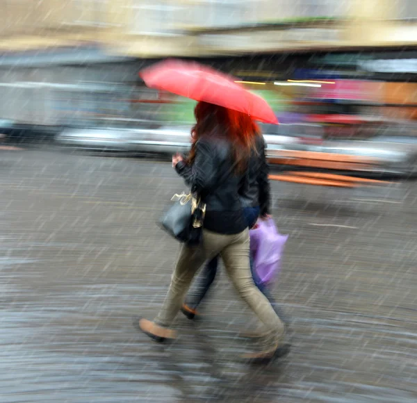 Gente che cammina per strada nei giorni di pioggia — Foto Stock