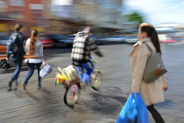 Gente che percorre la strada — Foto Stock