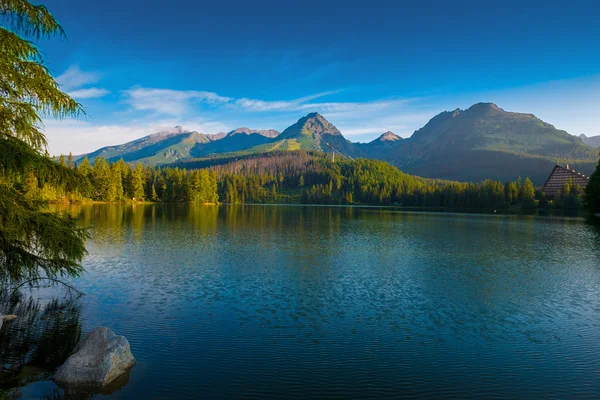 Reggel hegyi tó a Magas-Tátra nemzeti park — Stock Fotó