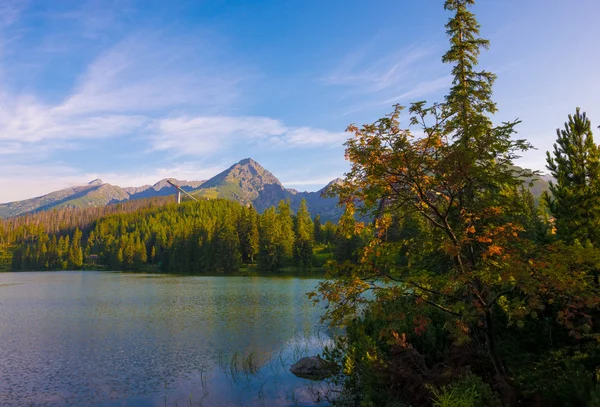 Manhã lago de montanha no Parque Nacional High Tatra — Fotografia de Stock