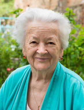 eski gülümseyen kadın