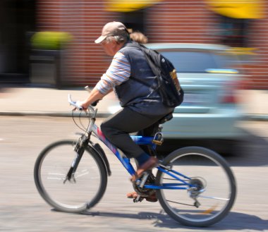 bisikletçi şehir karayolu üzerinde