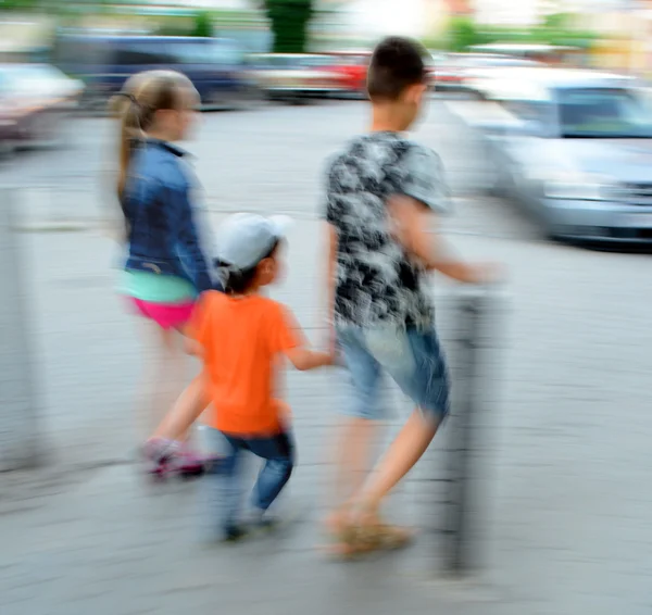 Kinderen in de straten van de stad — Stockfoto