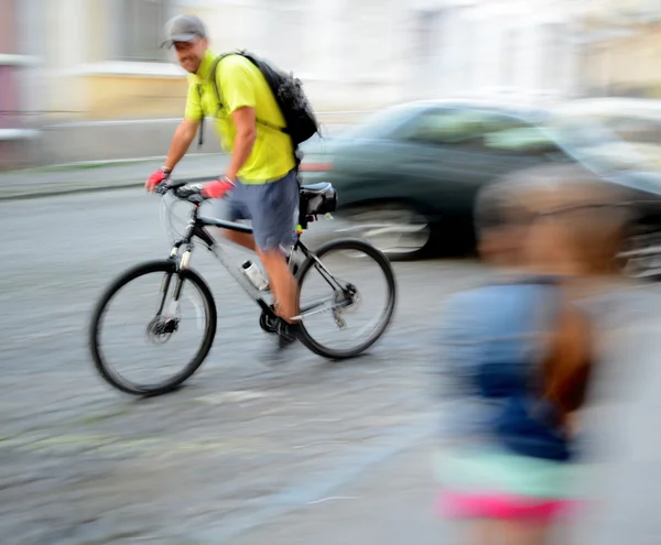 Ποδηλάτης στο οδόστρωμα πόλη — Φωτογραφία Αρχείου