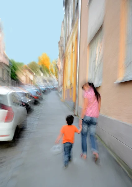 Moeder met zoon op de straten van de stad — Stockfoto