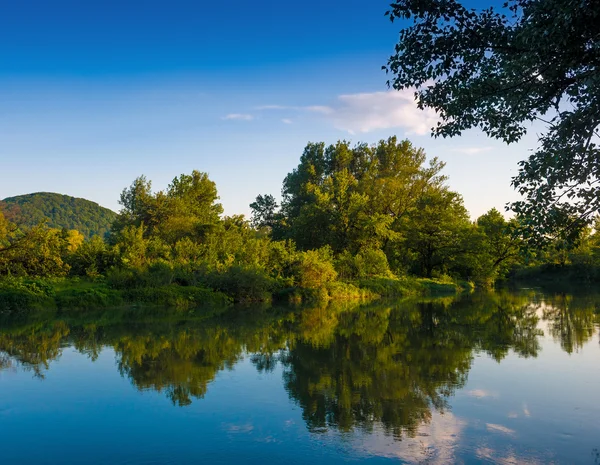 Bellissimo lago — Foto Stock