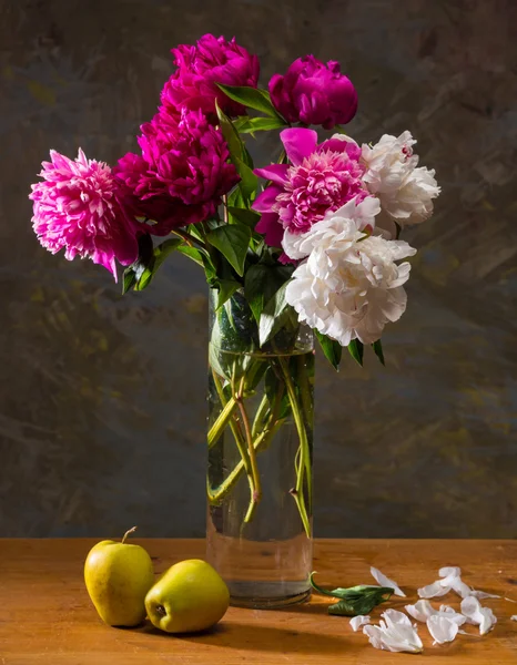 Still life with peonies and apples — Stock Photo, Image