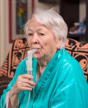 yaşlı kadın bir inhalasyon yapma 