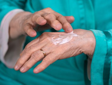 Yaşlı kadının elleri