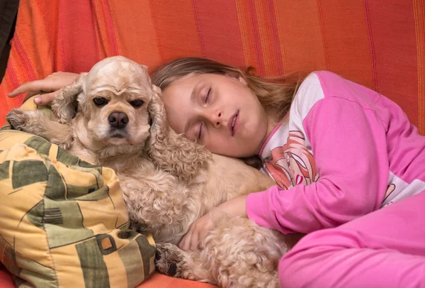 Meisje en haar hond samen slapen — Stockfoto