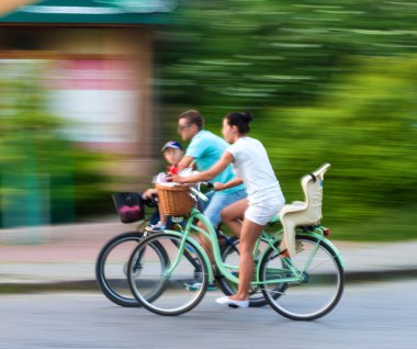 bisikletçiler şehir karayolu üzerinde 
