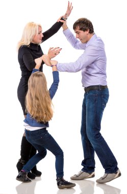 üzgün görünümlü kız mücadele ailesi ile