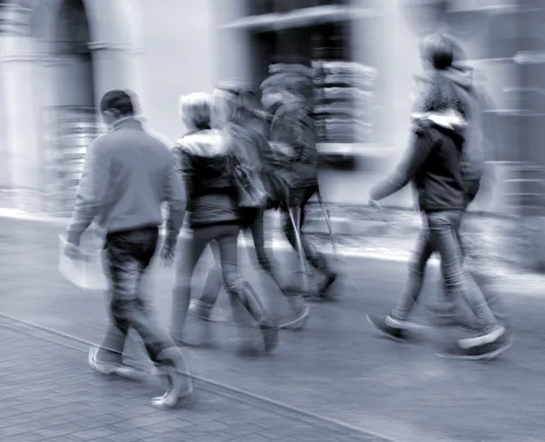 Люди идут по улице — стоковое фото