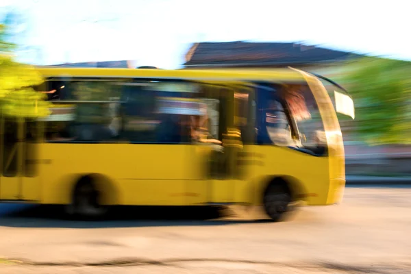 Driving bus in city traffic — Stock Photo, Image