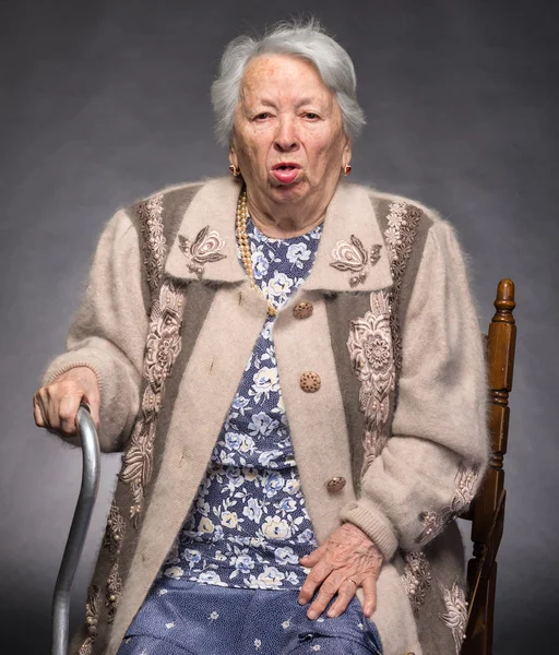 Старая кашляющая женщина — стоковое фото