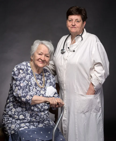 Vecchia donna con medico — Foto Stock