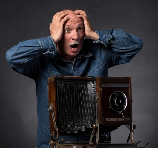 Muž s vintage dřevěný fotoaparát — Stock fotografie