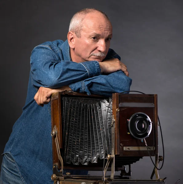 Man with vintage wooden photo camera — Stock Photo, Image