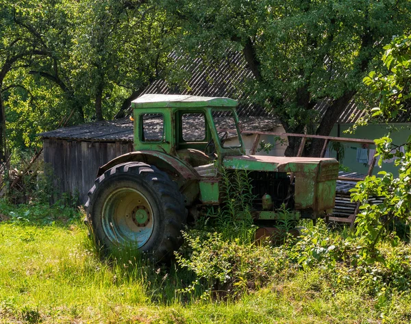 Traktor tua hijau berkarat — Stok Foto