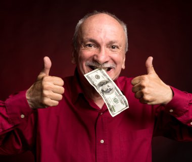  ihtiyar bir adamın ağzına dolar tutan