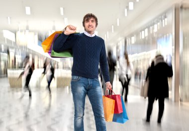alışveriş torbaları ile gülümseyen adam n