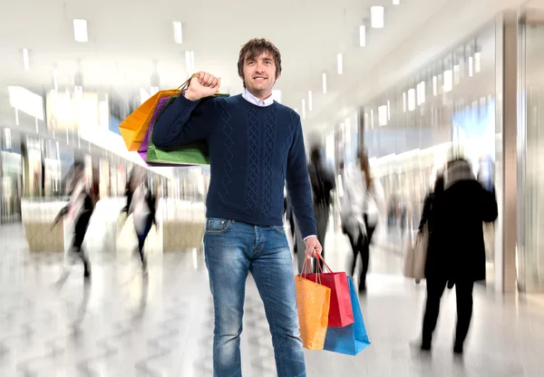 Glimlachende man n met shopping tassen — Stockfoto