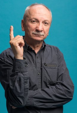 Komuta sizde onun işaret parmağı yukarıyı portresi