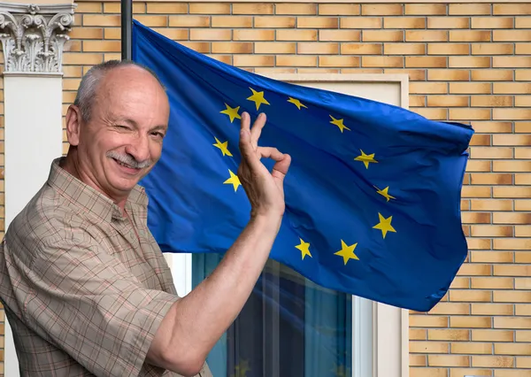 Senior man tegen de Europese Unie flag — Stockfoto