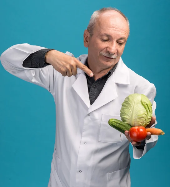 Médico masculino segurando legumes — Fotografia de Stock