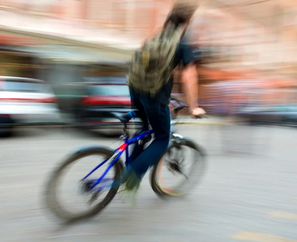 Cyclist on the city roadway — Stock Photo, Image
