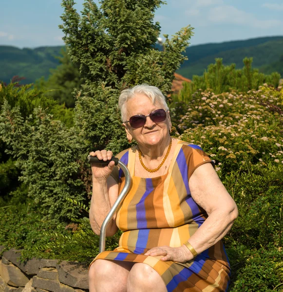 Gülümseyen yaşlı kadın portresi — Stok fotoğraf