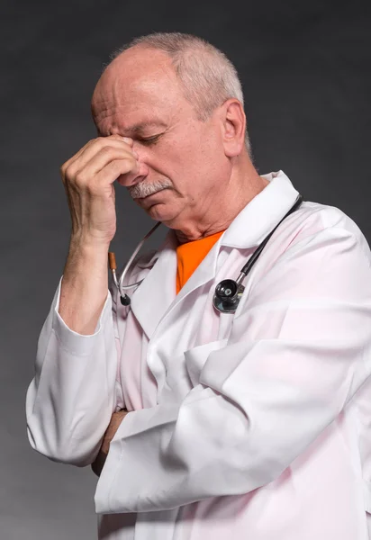 Médico cansado con estetoscopio —  Fotos de Stock